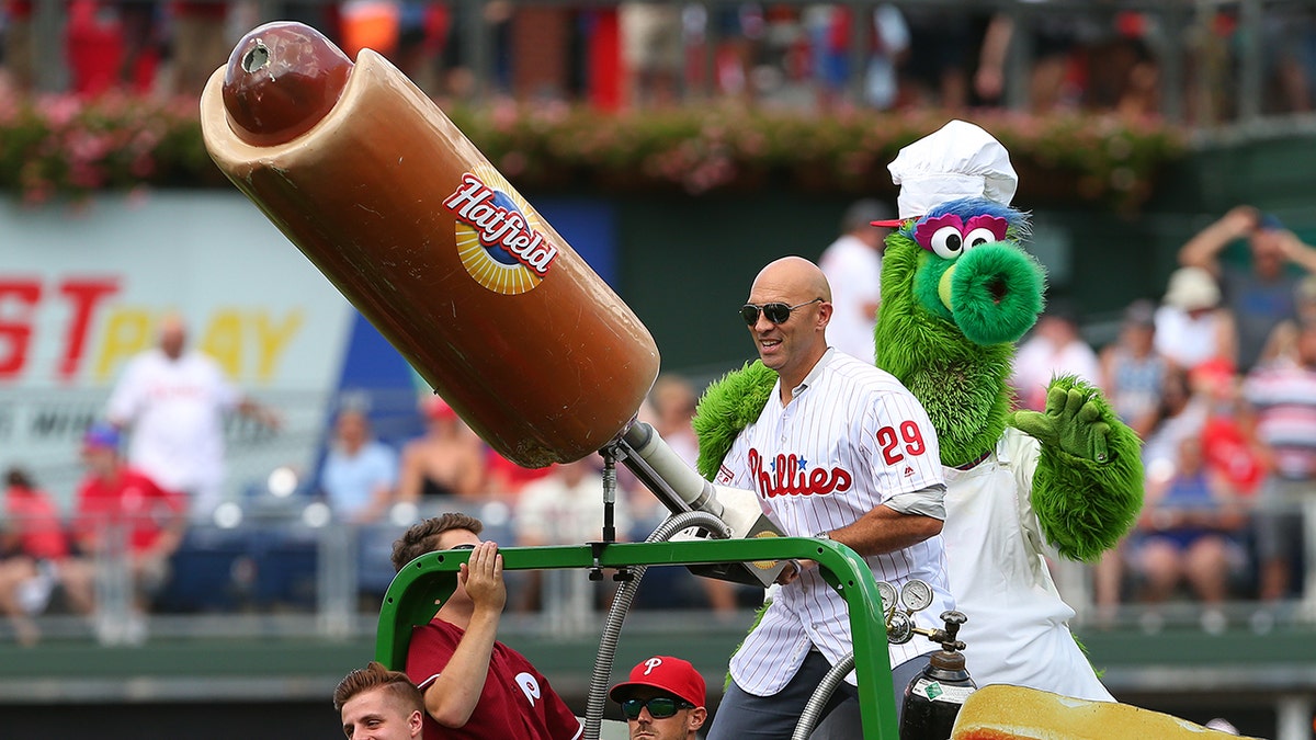 Raul Ibanez shoots hotdogs into stands