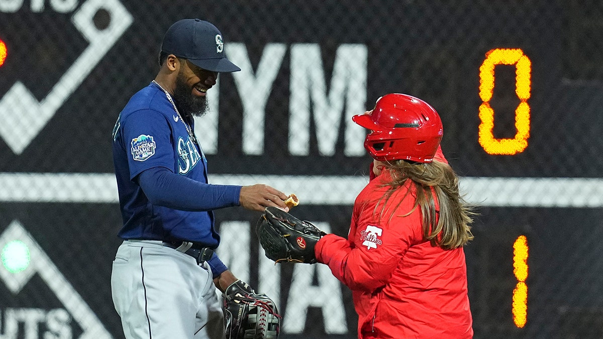 Teoscar Hernandez gives hot dog to Phillies staffer
