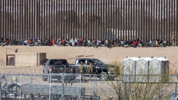 Nearly 1,000 ‘gotaway’ migrants illegally flood past southern border on Easter Sunday: CBP
